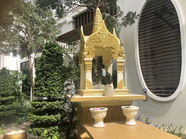 中庭にはブッダが飾ってあります