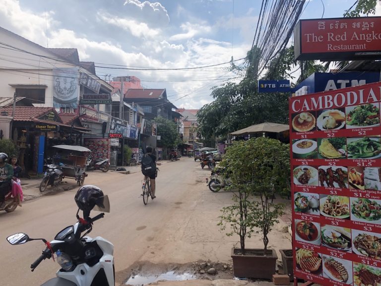 周辺にはカンボジア料理のお店がちらほらあります。観光客はあまり多くなかったです