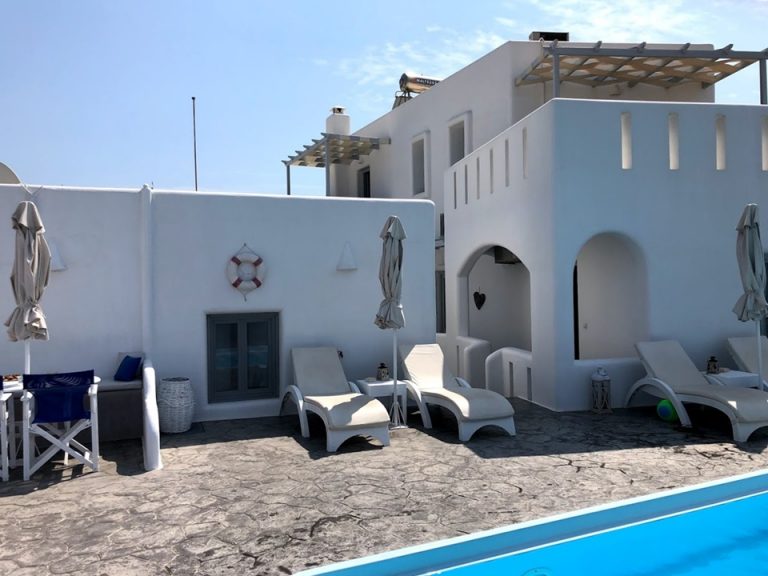 プールからホテル外観