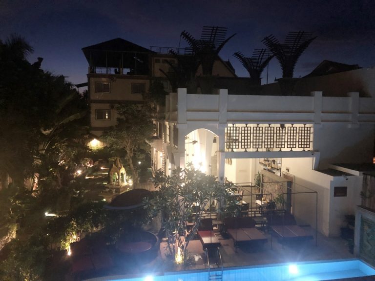 ベランダから見た景色。ホテルのプール、朝食会場が見えます