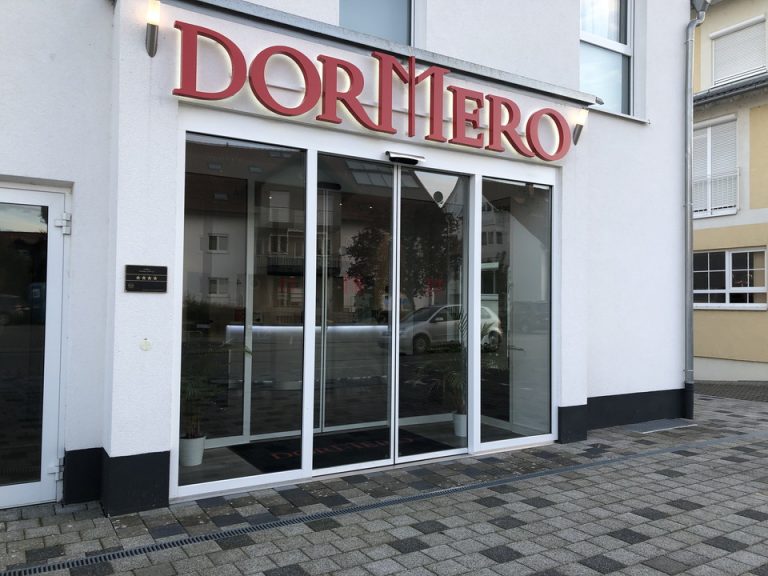 大きな建物ではないですが、大きく書いてあり、迷う心配はないと思います。