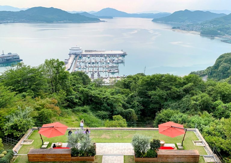 00_瀬戸内海を見渡せる場所に、スペースがあり、ここでイベントが開催されるようだ。この日もヨガが行われいた。絶景をみながらのヨガは気持ちよさそう