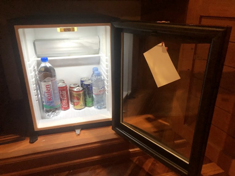 冷蔵庫の中には有料の飲み物がありました