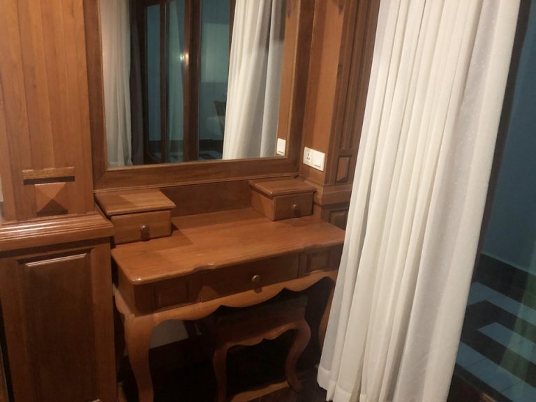 化粧台。一番下の引き出しにはドライヤーが入っています