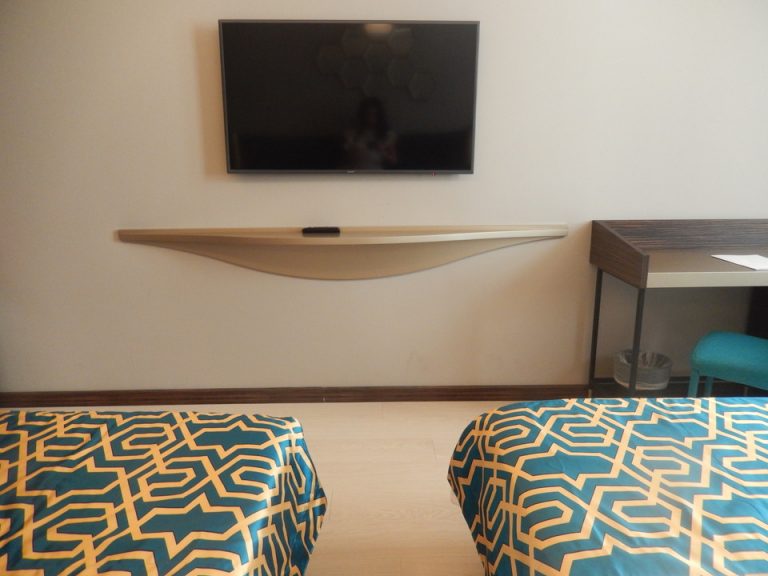 ベッド方向からTV