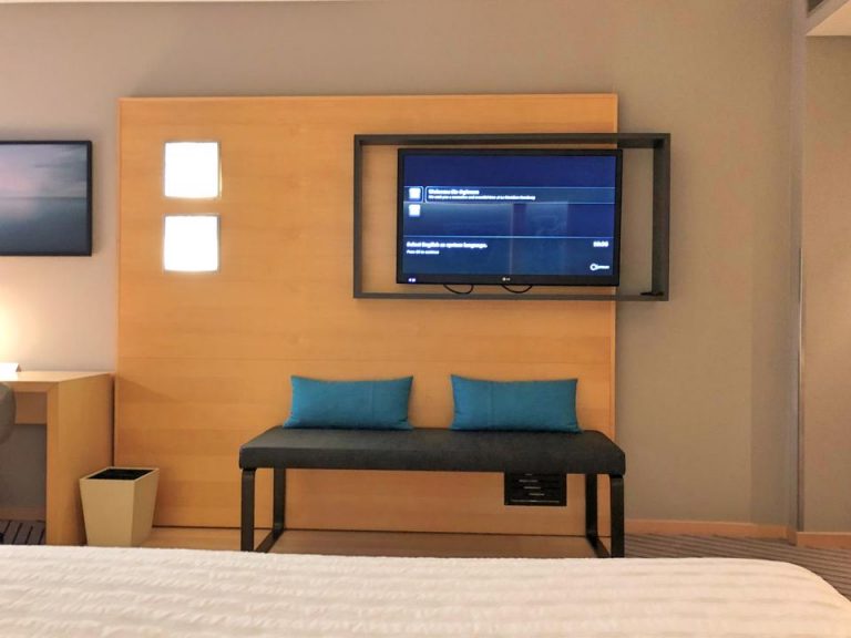 ベッド方向からTV