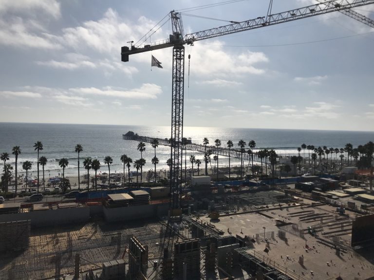 屋上のプールからの景色はこのような感じ多少建築中ホテルの景色が邪魔していますが申し分ない景色です