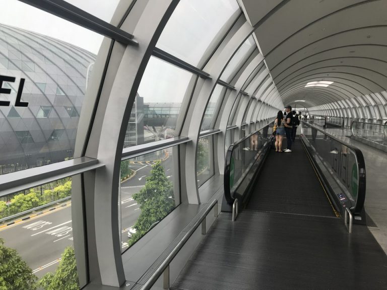 ターミナル2から繋がるブリッジ