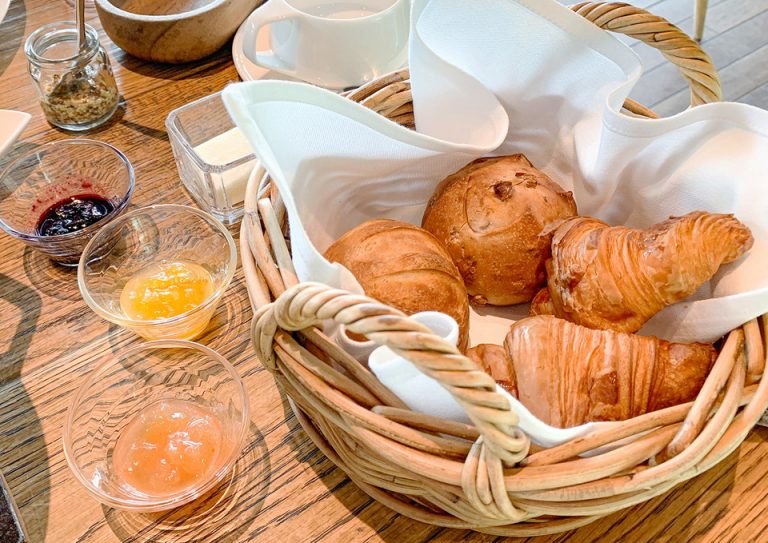 朝食のパン。3種類のジャムとバターでいただく