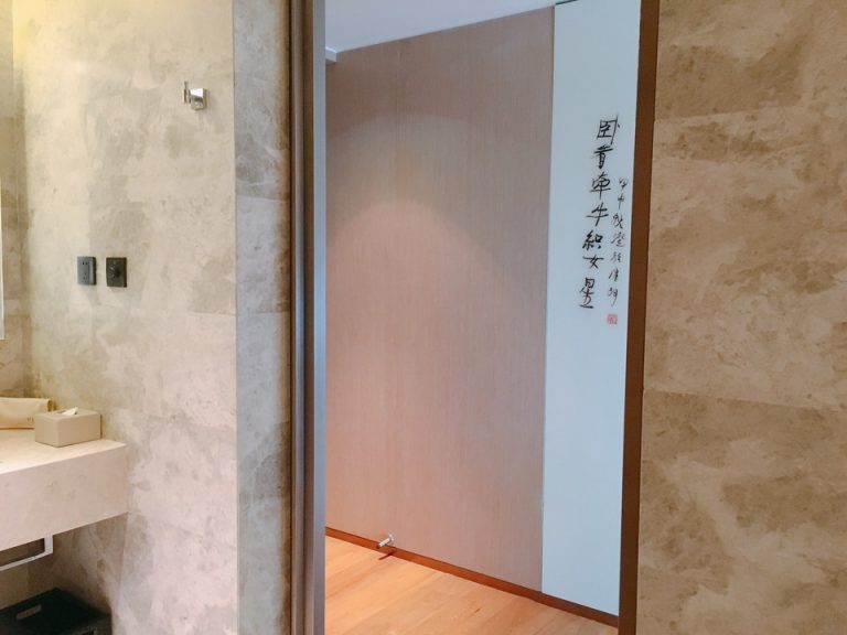 バスルームから扉