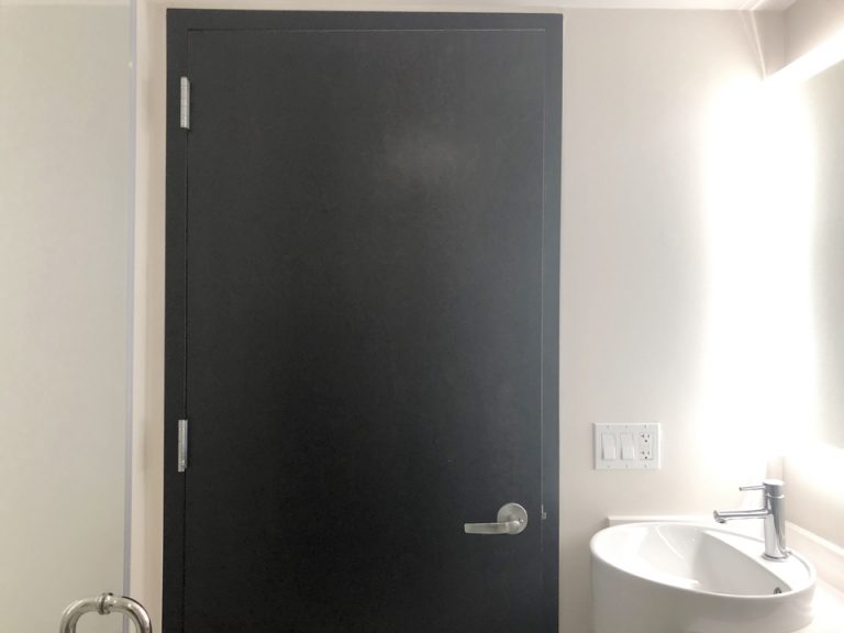 シャワールームからドア