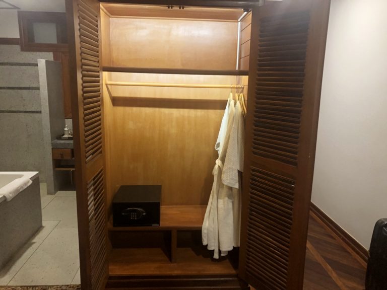 クローゼットは開けると中の電気が自動で点灯します