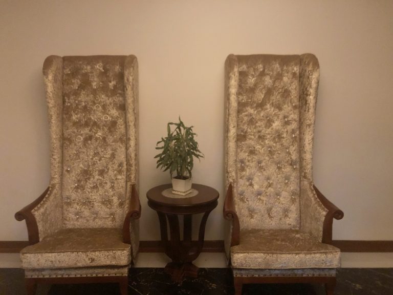 階段を上がって客室に行くまでの廊下にソファがあります