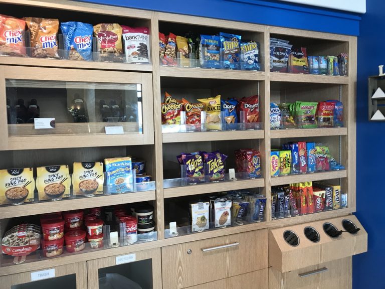 スナックコーナー。ワインもありました。