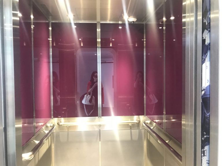 エレベーター内観