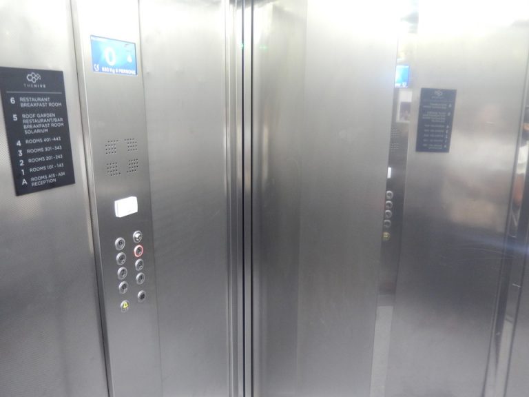 エレベーター内観