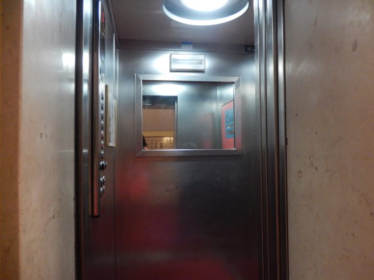 エレベーター内観