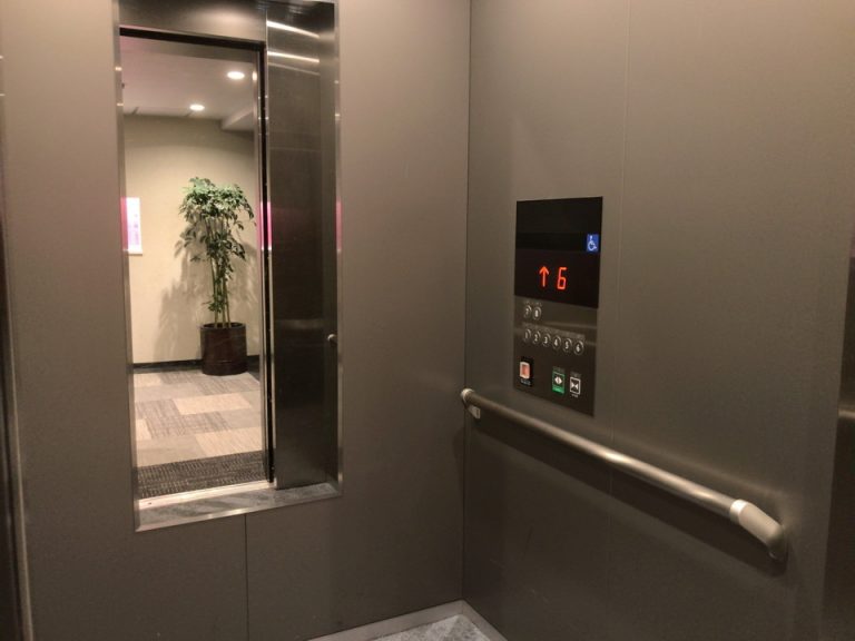 エレベーター内観