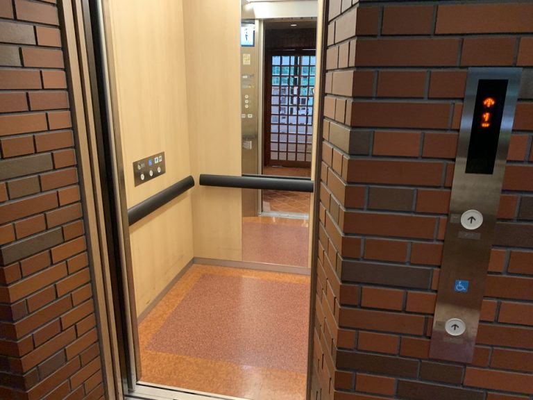 エレベーター内観