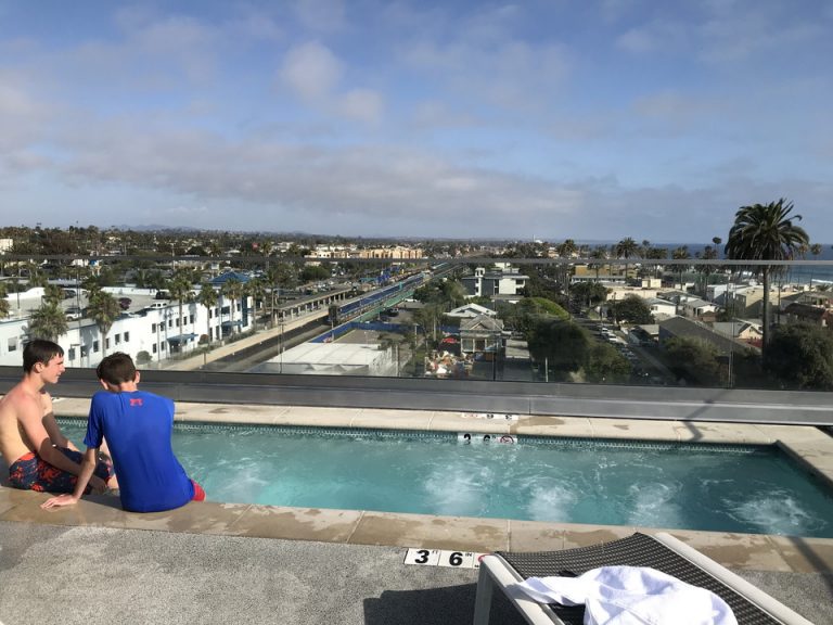 目に見えるのはアムトラックオーシャンサイドのステーションとキッズ達が海から帰ってきてジャグジーでくつろいでいます