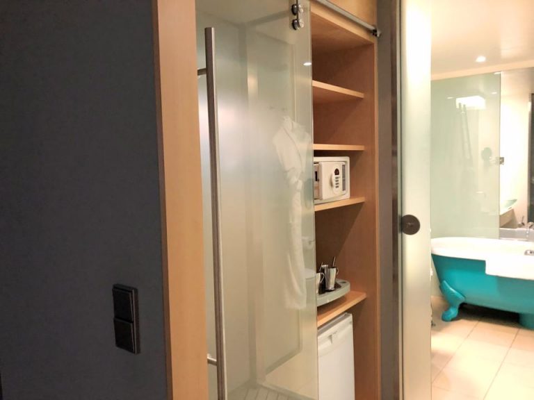 クローゼット外観(閉じた状態)