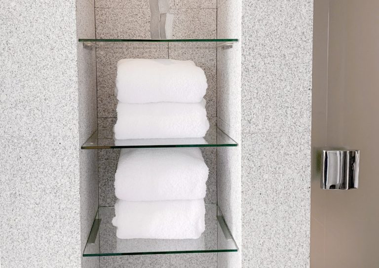 ガラステーブルの上にタオルの用意があった