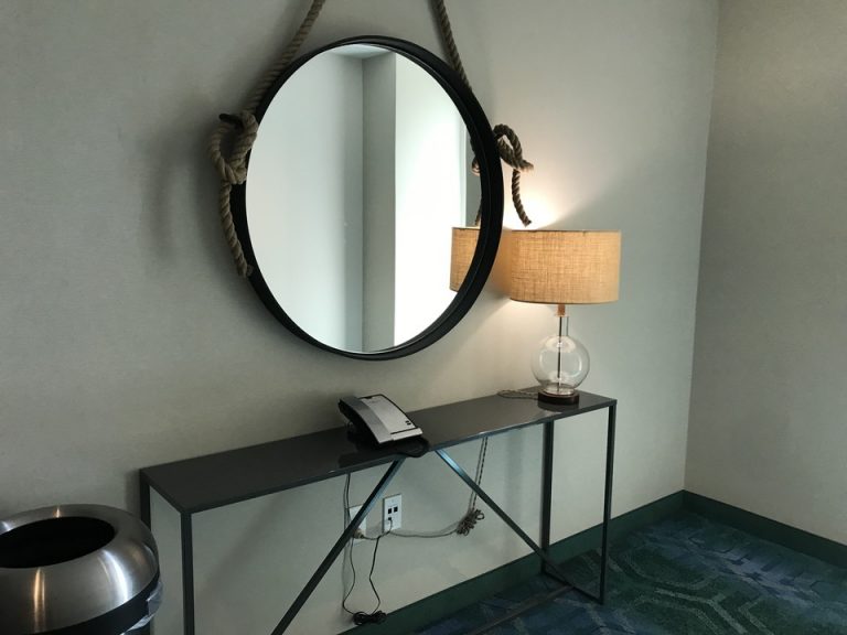 エレベーターホールのデコレーションが海っぽい