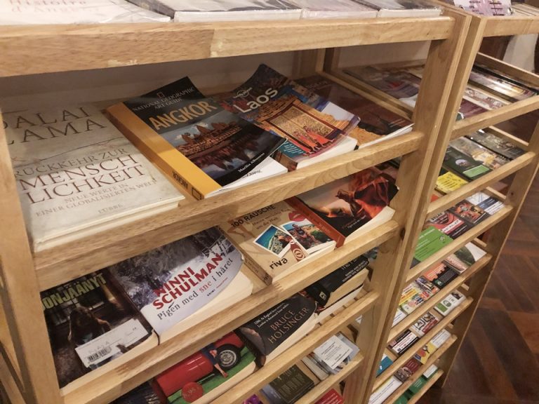 ホテルロビーには近隣諸国のガイドや遺跡ツアーパンフレットが置いてあります