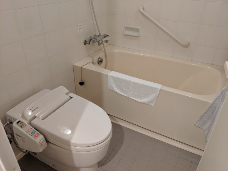 2階ロフト_バスルーム入口から全景