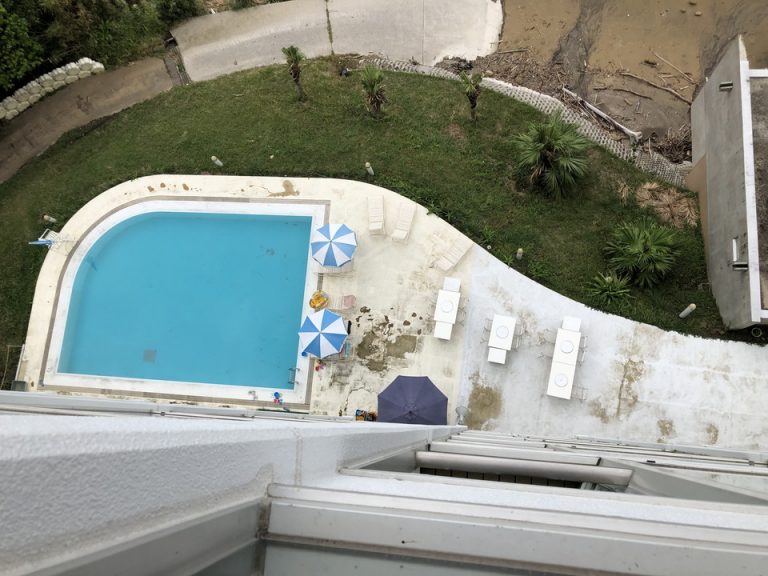 バルコニーから下方向