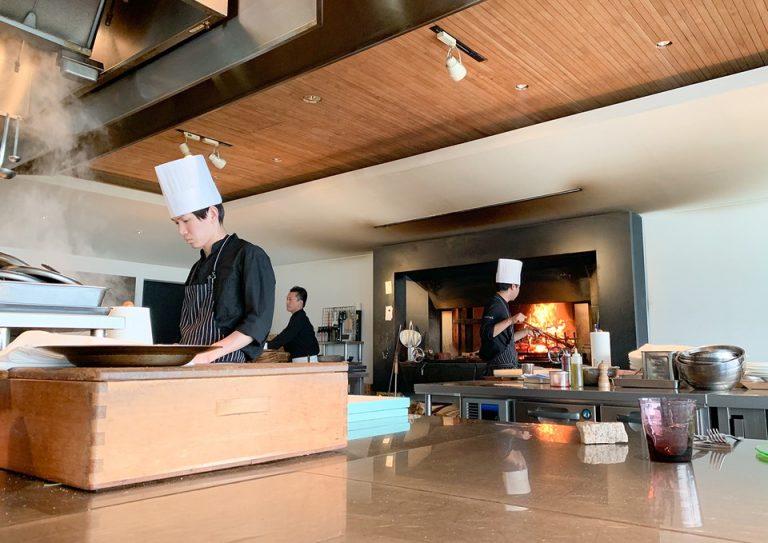 レストラン、メインダイニング「エレテギア」調理している様子をみながら料理をいただいた