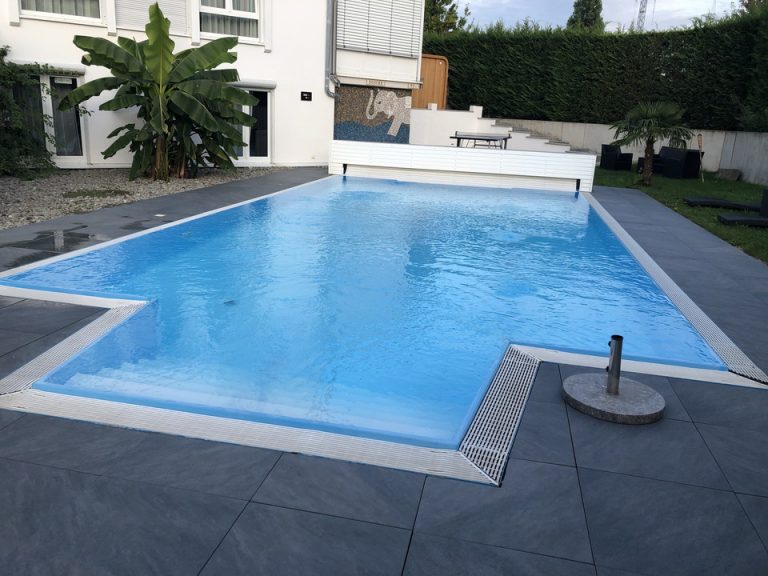 プールの奥にはシャワーや更衣室、卓球台までありました。