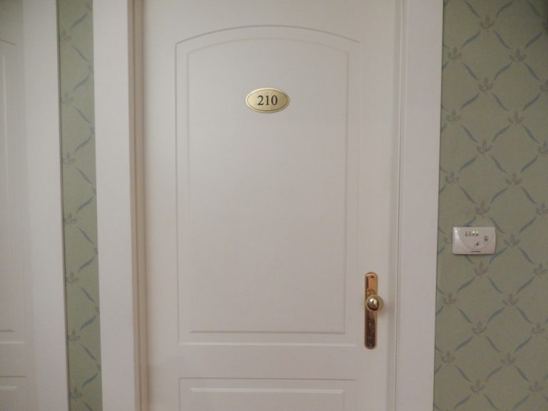 客室入口外観ドア