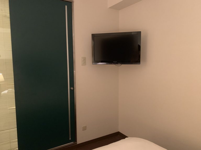 ベッドからTV方向(正面バスルーム)