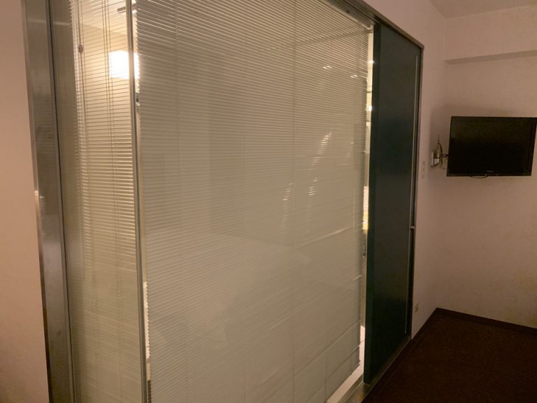 バスルーム全景(ブラインダーおろした状態)