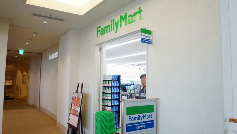 ホテル内のコンビニ