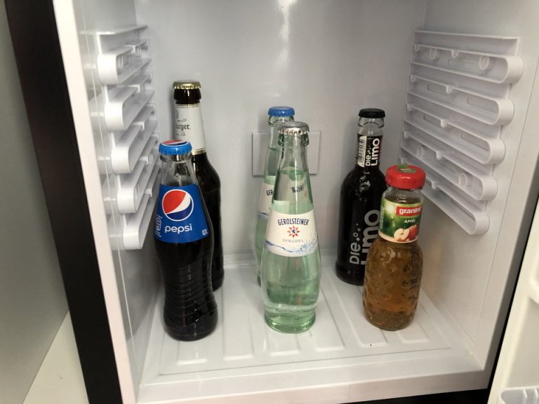 飲み物はすべて無料で、毎日補充されました