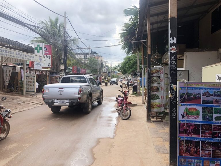 ホテルの前の通りは交通量が多いです