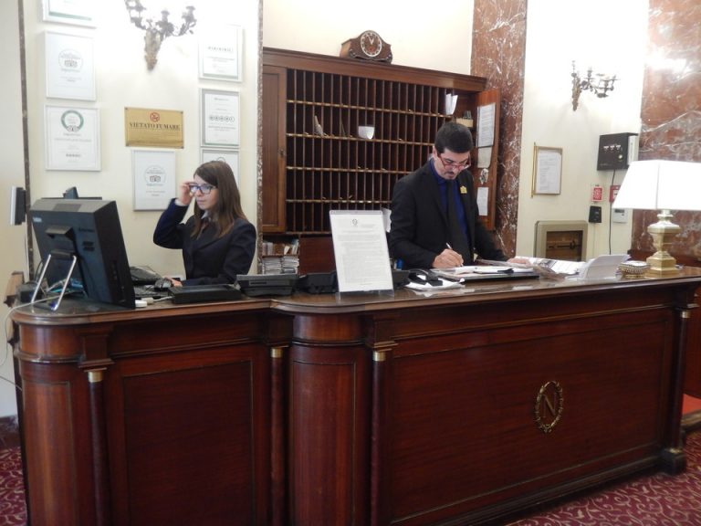 フロントカウンター