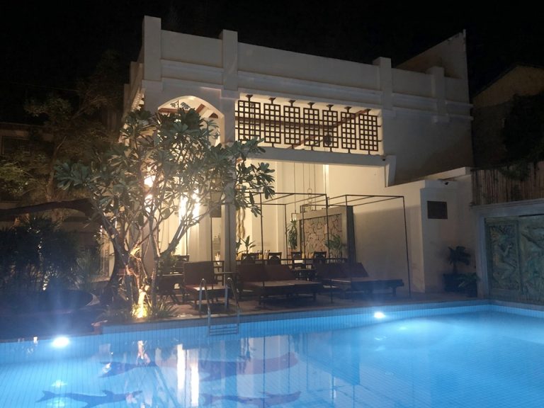 プールサイドから見た朝食会場