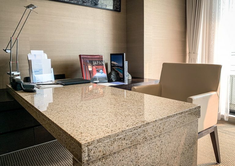 04_石のテーブル。スタイリッシュなデスクライトがありました