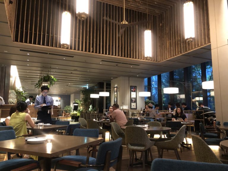 レストラン吹き抜け