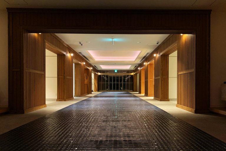 玄関、ロビー前の廊下