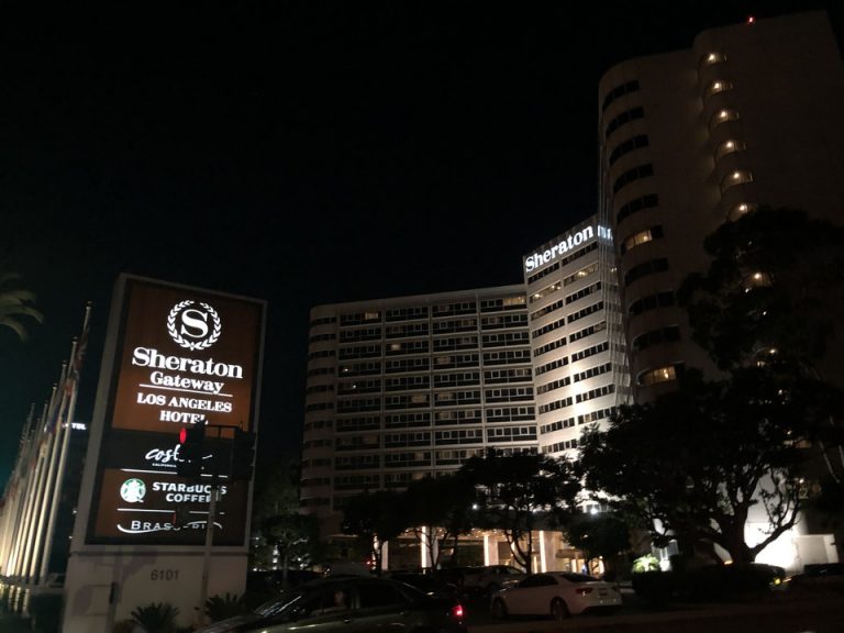 看板と外観