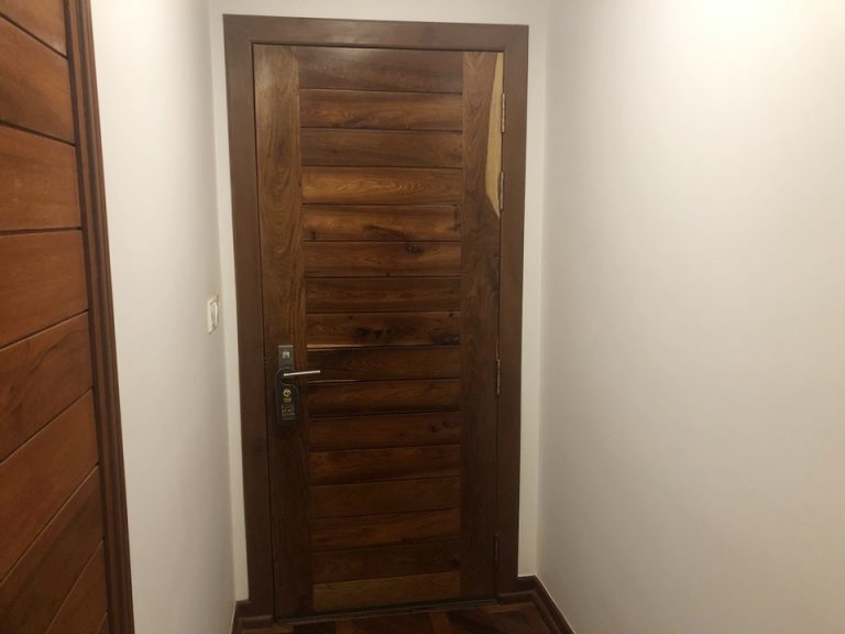 客室内側から見たドア。左側にカードキー差込口があります