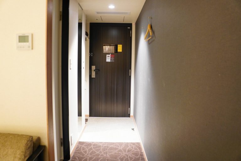 部屋内から見た扉