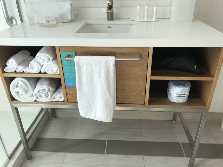 洗面カウンターの下にはスペースもありました