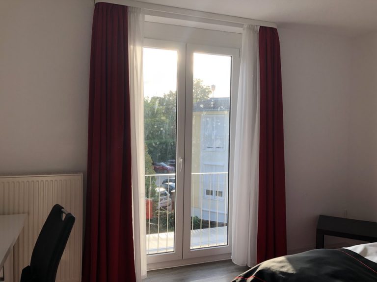 窓からは光がよく入り、部屋全体が明るかったです。