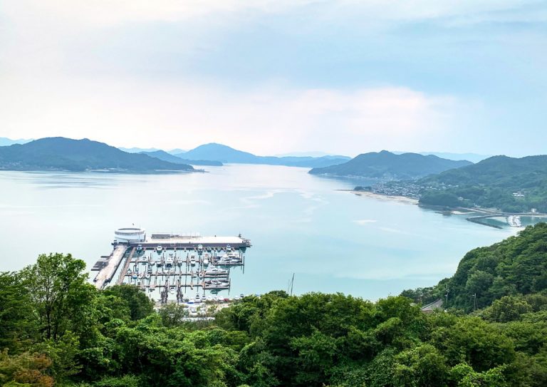 ベランダからの景色。瀬戸内海を見渡すことができる