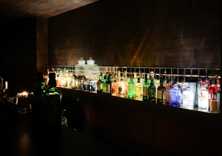 バー「ザ・ダーク」